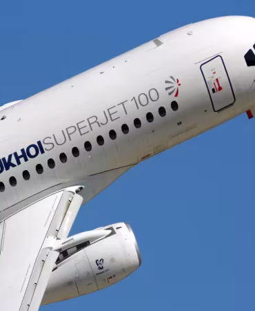 sukhoi superjet 100 perfoming de