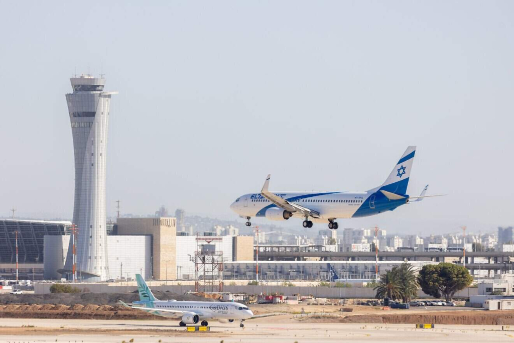 An EL AL flight lands at Ben Gurion 1320x880 2