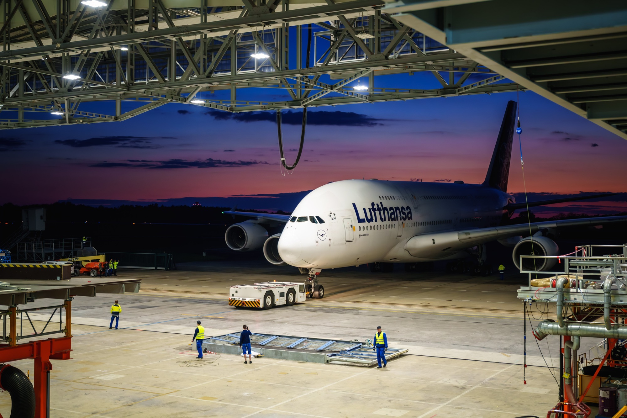 Lufthansa'nın yenilenen ilk Airbus A380 uçağı seferini