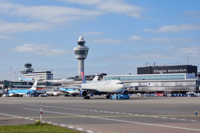 Schiphol Havalimanı’nda güvenlik görevlisi krizi: 279 uçuş gecikti 1 Aeroporto Schiphol Amsterda 25073003 768x512 1