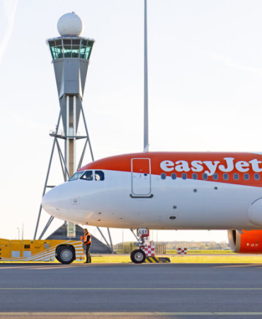 Easyjet-A320neo-taxibot-AMS-Schiphol-768x512