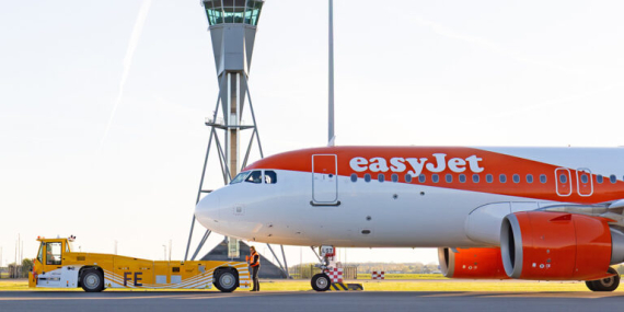 Easyjet-A320neo-taxibot-AMS-Schiphol-768x512