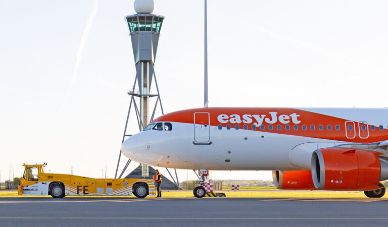 Easyjet-A320neo-taxibot-AMS-Schiphol-768x512