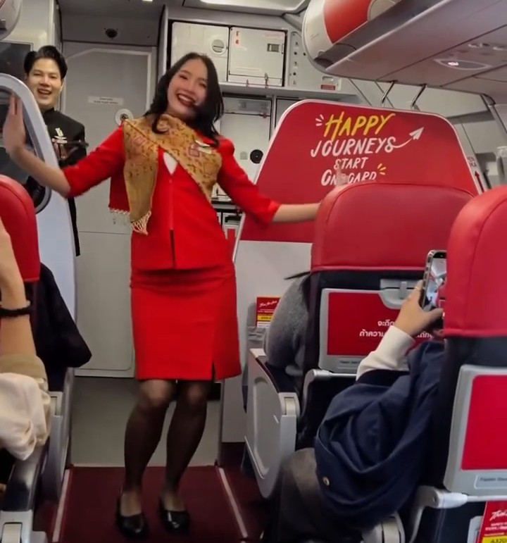Thai AirAsia kabin ekibinden Bangkok uçuşunda dans gösterisi 1 Screenshot 20260525 0857582