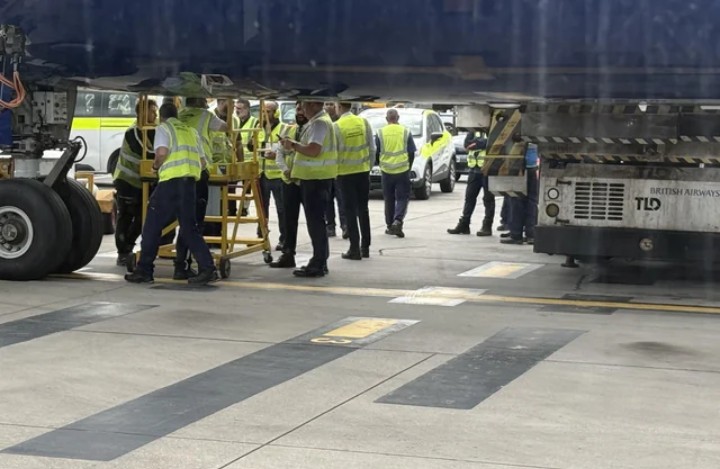British Airways uçağı gövdesine bakım merdiveni saplandı 1 british 2