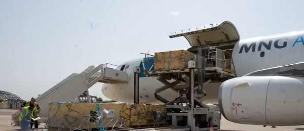 MNG Airlines'in kiralık uçağı Çad'a elektrik santrali ekipmanlarını taşıdı 1 mngg 3