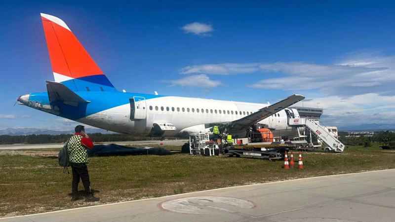 Antalya Havalimanı’nda hurdaya ayrılan Sukhoi Superjet 100’ün söküm çalışmaları başladı 1 uccakk e1779120436549