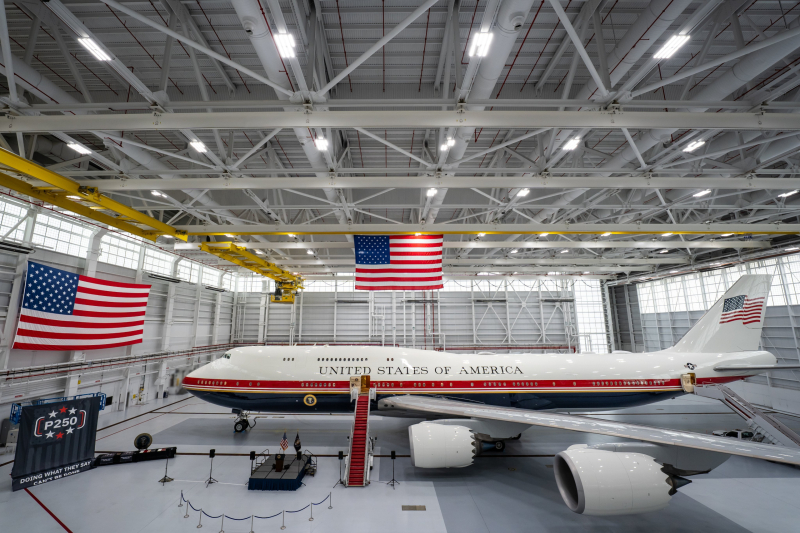 Trump yeni Air Force One uçağını imzaladı Elon Musk'a da teşekkür etti 1 20260620 012826 scaled e1781908168137