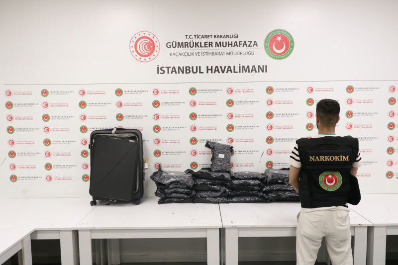 İstanbul Havalimanı'nda 22,5 kilogram esrar ele geçirildi 1 IMG 20260612 WA0002 e1781247724416