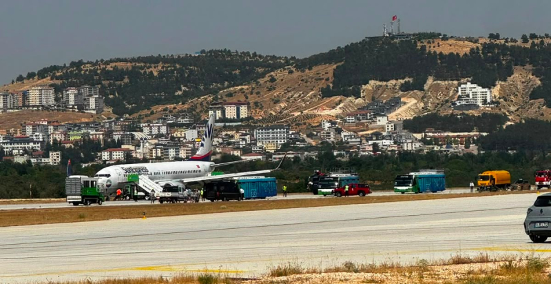 SunExpress Gaziantep uçağının iniş sonrası teker lastiği patladı 1 IMG 20260622 WA00012 e1782137748699