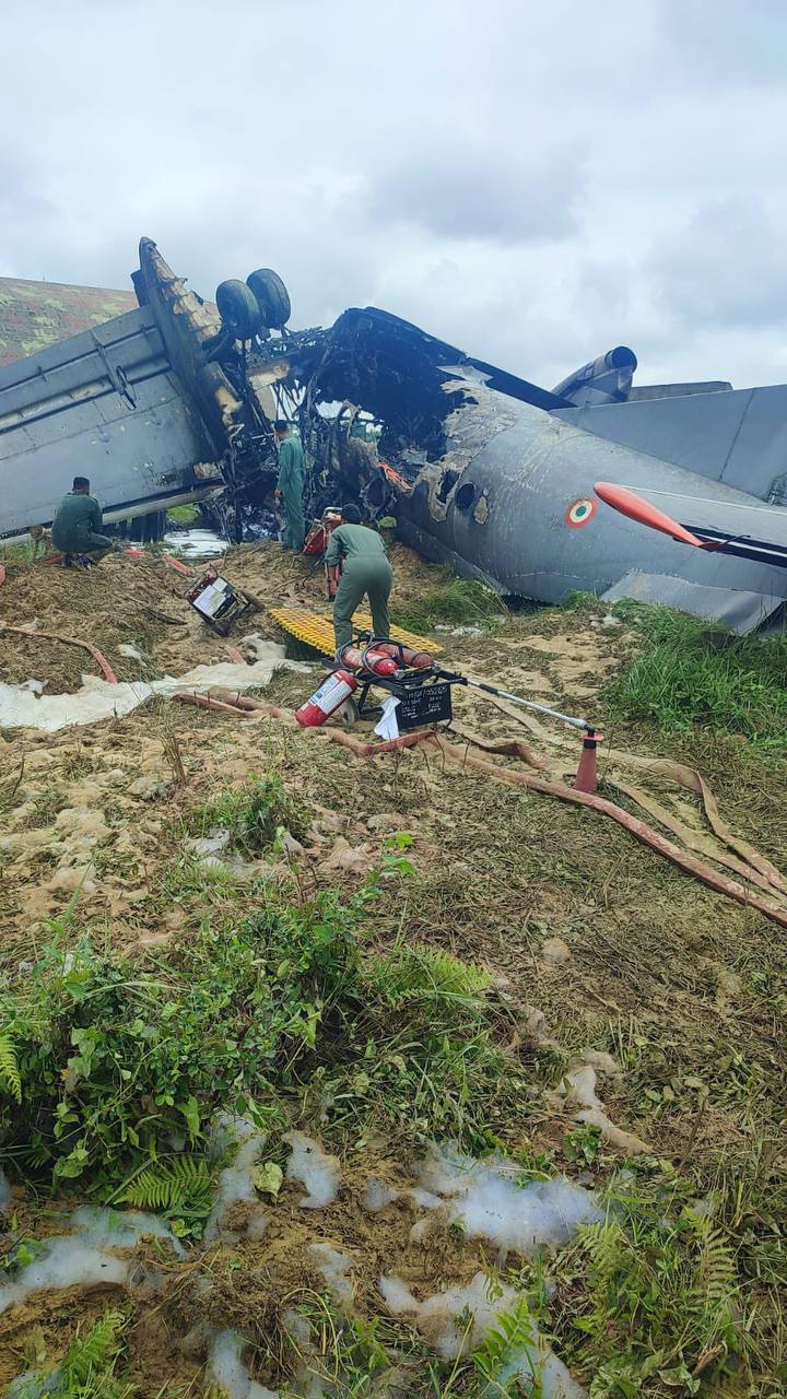 Hindistan Hava Kuvvetlerine ait An-32 tipi askeri nakliye uçağı iniş sırasında kaza yaptı 1 IMG 20260613 124050 841