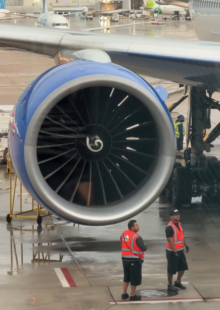 United Airlines'ın Münih seferini yapan uçağı motor arızası nedeniyle geri döndü 1 Screenshot 20260620 0859072