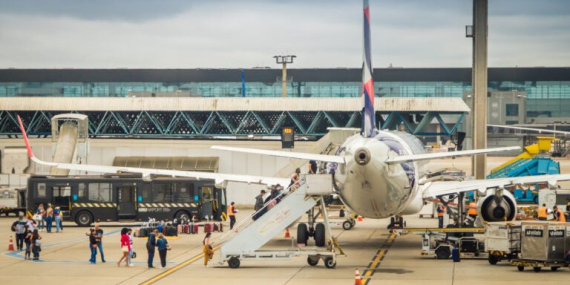 LATAM yolcusu uçaktan inerken düşerek hayatını kaybetti