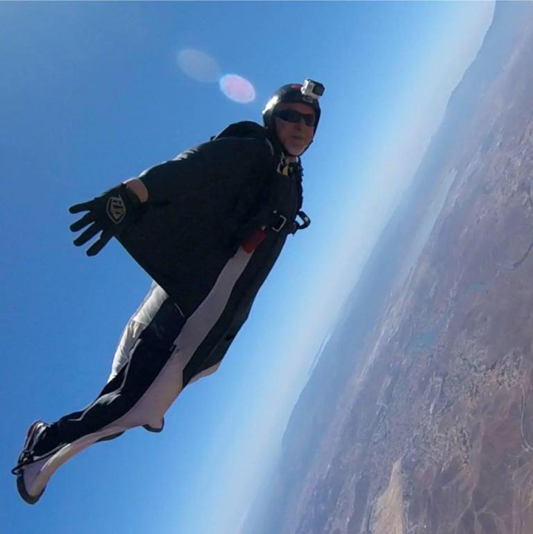 Havada çarpışan paraşütçü otoyolda ölü bulundu 1 horror skydiver found dead freeway 129496654