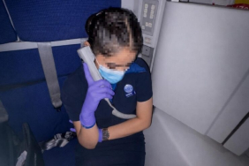 indigo-crew-member-made-to-wear-gloves-and-face-mask-1-740x493