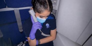 indigo-crew-member-made-to-wear-gloves-and-face-mask-1-740x493