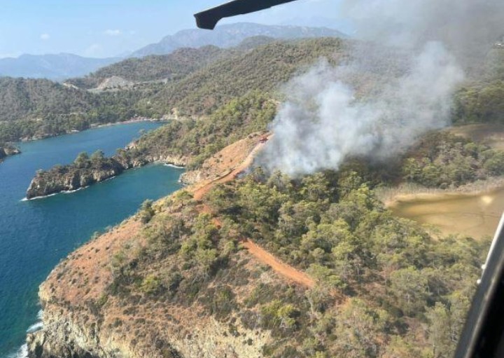 Göcek'teki orman yangınına 14 helikopter ve 5 uçakla müdahale sürüyor 1 Screenshot 20260722 2042042