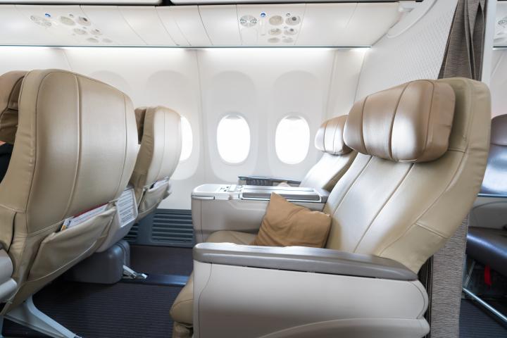 Deneyimli kabin memuru anlattı: Uçakta ücretsiz sınıf yükseltmek için neler yapılmalı? 2 empty leather seats row atbusiness 134879565