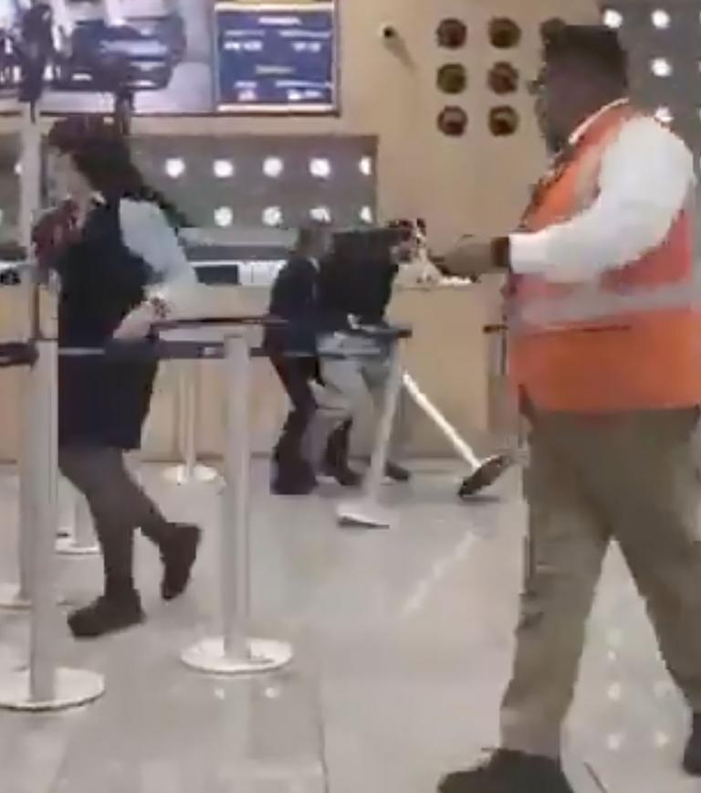 Meksika Havalimanı'nda uçaktan indirilen yolcular kavga etti 1 video grab passengers attacking airport 133929194