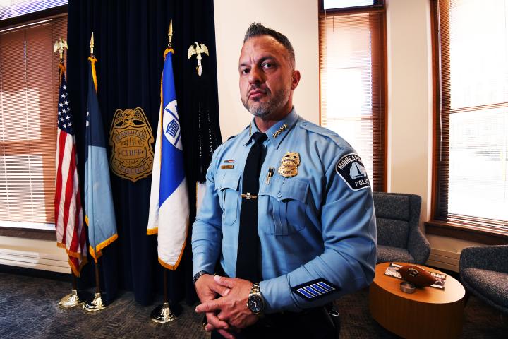 Uçaktaki alkollü yolcuyu Minneapolis Polis eski şefi ve iki polis memuru etkisiz hale getirdi 2 050825 minneapolis police chief brian 104102380