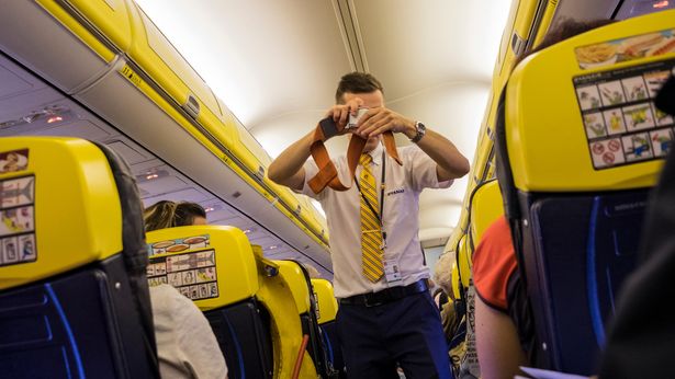 Ryanair'da güvenlik gösterimi hızlandı kabin ekibi yetişmekte zorlanıyor 2 0 PAY Male Ryanair cabin crew demonstrating safety procedures prior to departure