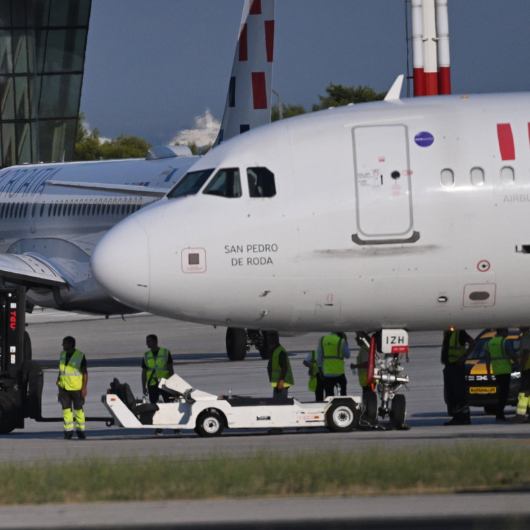 Iberia uçağı iniş takımındaki arıza nedeniyle pistte kaldı 1 HOp8mEQWAAATFzi