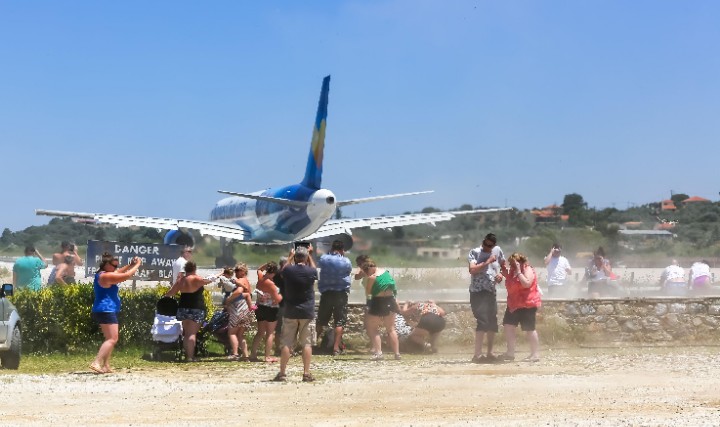 Uçağın kalkışını izleyen İtalyan kadın turist savrularak ağır yaralandı 1 Screenshot 20260824 1449132