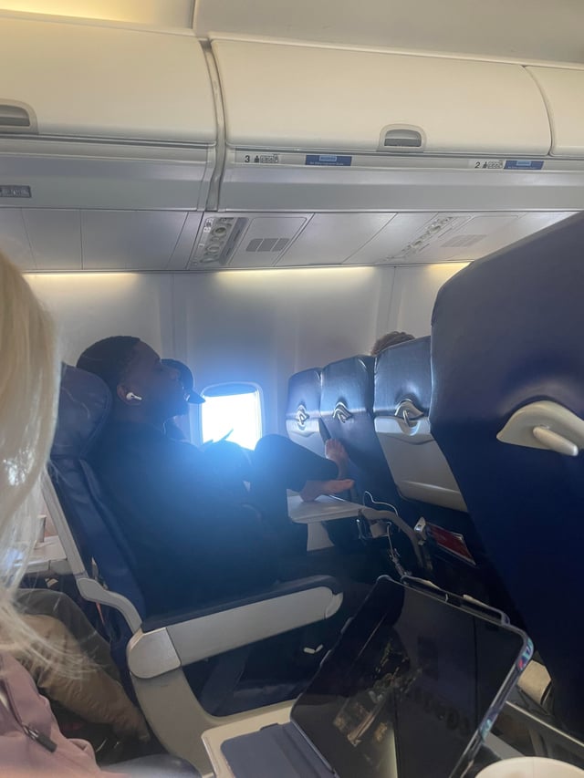 Southwest yolcusu çıplak ayaklarını tepsi masasına koydu 1 beyond grossed out on my flight v0