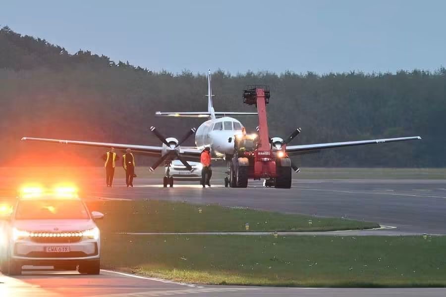 Flightline kargo uçağı Malmö Havalimanı'nda pistten çıktı 2 HSW9lp9XgAAQPGK