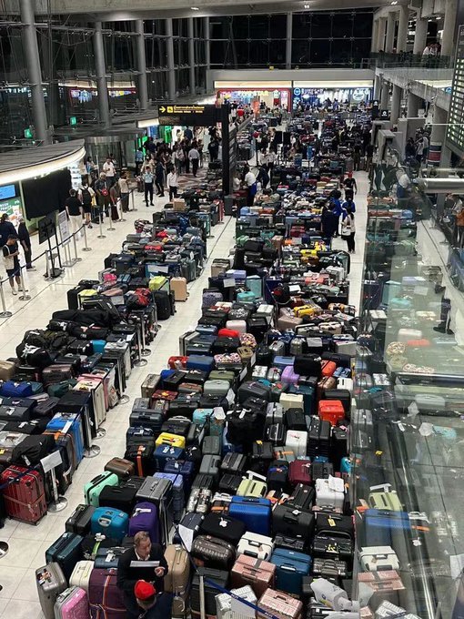 Suvarnabhumi Havalimanı'nda sel nedeniyle bagaj krizi 1 HTUVtZYXQAAMjbd