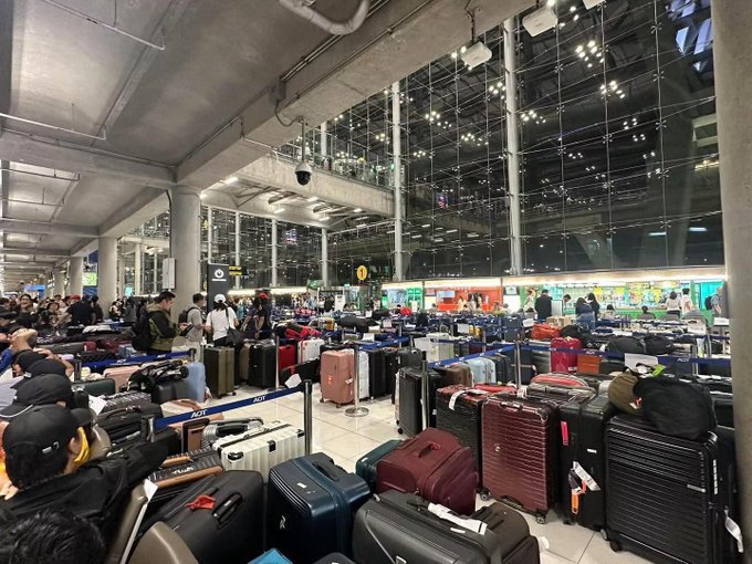Suvarnabhumi Havalimanı'nda sel nedeniyle bagaj krizi 2 HTUVtZdWoAA3h36