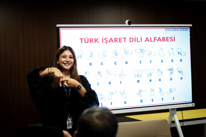 AJet kabin ekiplerine işaret dili eğitimi verecek 2 IMG 20260924 WA0000 e1790262195336