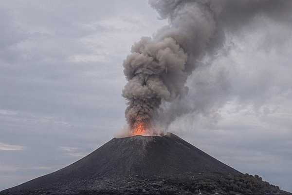 Anak Krakatau Yanardağı'nın patlaması sonrası 8 havalimanı kapatıldı 3 bin uçuş iptal edildi 1 IMG 20260908 134326 895