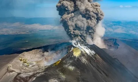 plum-ashes-rises-crater-mount-etna-volcano