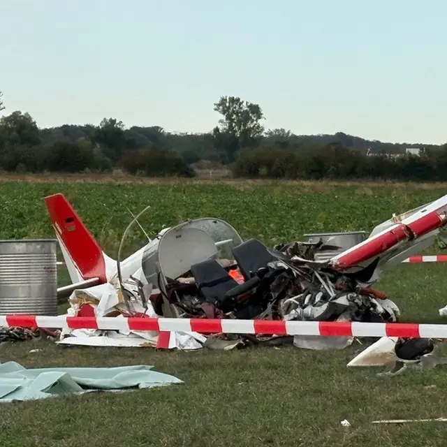 Weinheim'daki hava gösterisinde uçak kazası: 2 ölü 2 ağır yaralı 1 swr die abgestuerzte maschine am flugplatz in weinheim einen tag nach dem unglueck 100