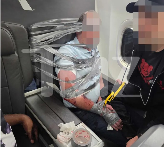 American Airlines uçağında taşkınlık çıkaran yolcu kelepçelenerek koltuğuna bağlandı 1 yolcu