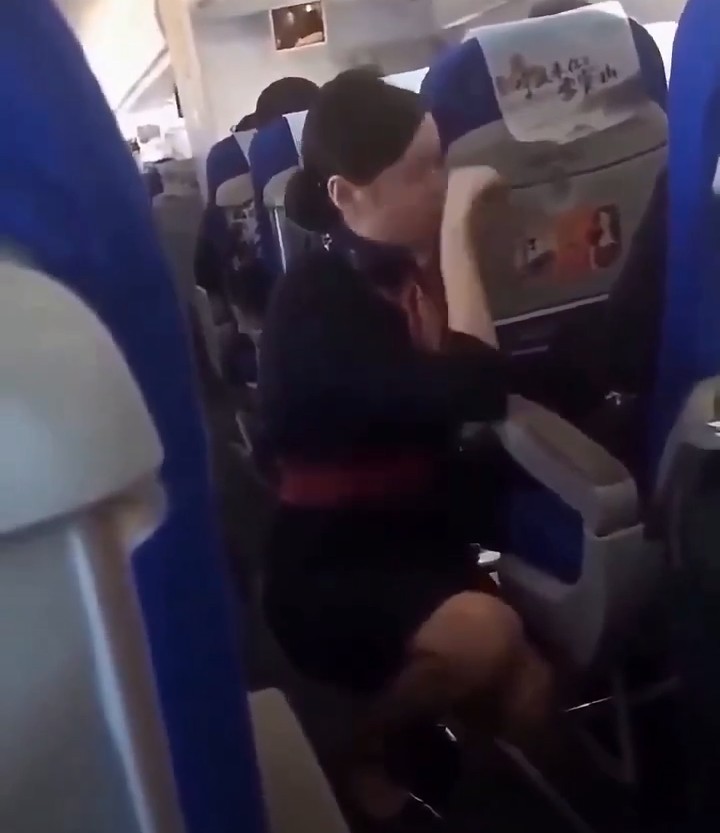 China Eastern Airlines kabin memurunun ağlamasına neden olan yolcuyu uçuşlardan men etti 1 Screenshot 20261005 1354133