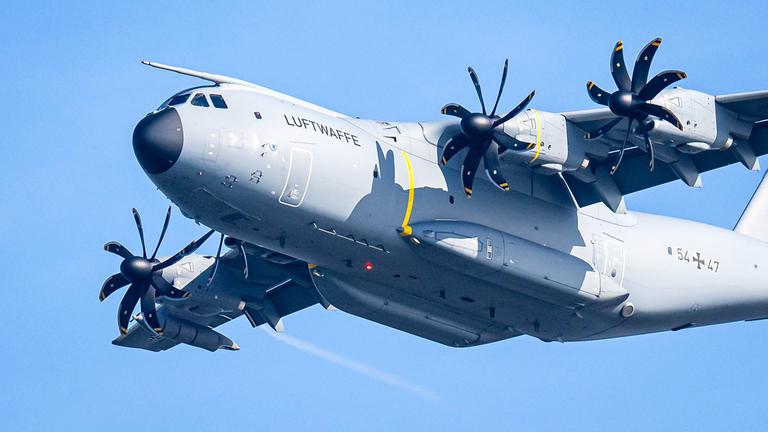 airbus a400m bundeswehr transportflugzeug 100 768x432 1
