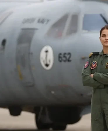 deniz-kuvvetlerinin-ilk-kadin-pilotu-hilal-aydin-kimdir-yenibakishaber