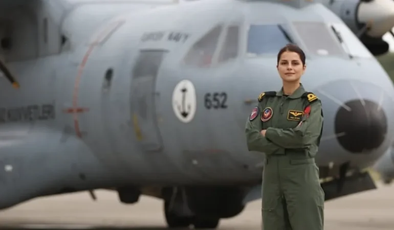 deniz-kuvvetlerinin-ilk-kadin-pilotu-hilal-aydin-kimdir-yenibakishaber