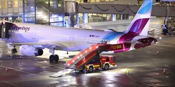Eurowings uçağında çok sayıda yolcu rahatsızlandı, 3 kişi hastaneye kaldırıldı