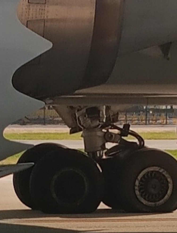 American Airlines uçağı inişte fren sorunu yaşadı: 2 lastiği hasar gördü 1 tire 1 ht er 261020 1792534378084 hpMain2